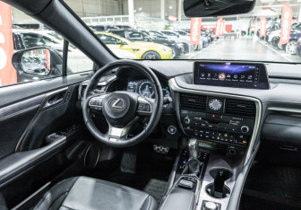 Подержанный автомобиль Lexus RX 2019 года (17 фото)