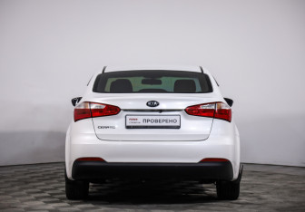 Подержанный автомобиль Kia Cerato Sedan 2015 года (6 фото)