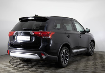 Подержанный автомобиль Mitsubishi Outlander 2021 года (5 фото)