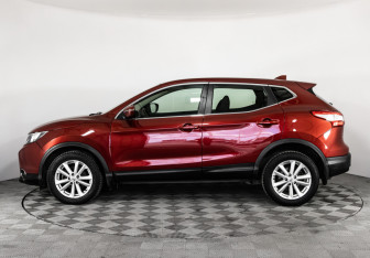 Подержанный автомобиль Nissan Qashqai 2017 года (8 фото)