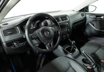 Подержанный автомобиль Volkswagen Jetta Sedan 2012 года (10 фото)