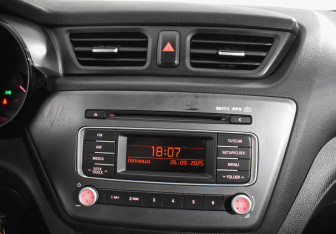 Подержанный автомобиль Kia Rio Hatchback 2016 года (15 фото)