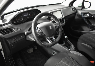 Подержанный автомобиль Peugeot 208 2013 года (9 фото)
