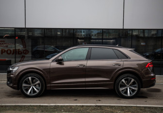 Подержанный автомобиль Audi Q8 2019 года (9 фото)
