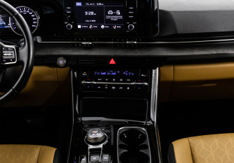 Подержанный автомобиль Kia Carnival 2022 года (12 фото)