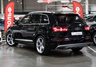 Подержанный автомобиль Audi Q7 2017 года (11 фото)