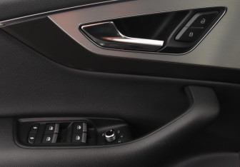 Подержанный автомобиль Audi Q7 2015 года (23 фото)