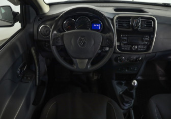 Подержанный автомобиль Renault Sandero 2016 года (10 фото)