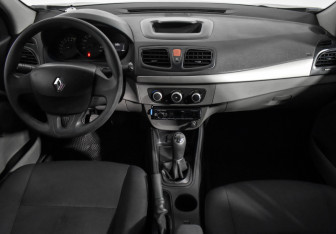 Подержанный автомобиль Renault Fluence 2010 года (14 фото)