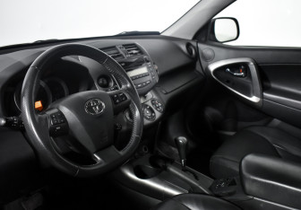 Подержанный автомобиль Toyota RAV4 2011 года (9 фото)