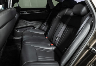 Подержанный автомобиль Hyundai Genesis 2015 года (10 фото)