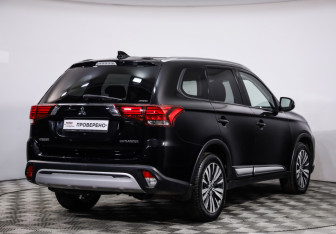 Подержанный автомобиль Mitsubishi Outlander 2019 года (5 фото)
