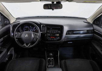 Подержанный автомобиль Mitsubishi Outlander 2018 года (10 фото)