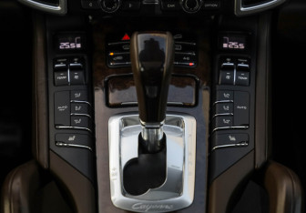 Подержанный автомобиль Porsche Cayenne 2015 года (24 фото)