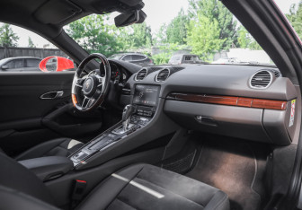 Подержанный автомобиль Porsche Cayman 2018 года (14 фото)