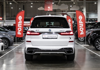 Подержанный автомобиль BMW X7 2020 года (9 фото)