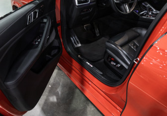 Подержанный автомобиль BMW X6 M 2021 года (25 фото)