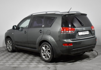 Подержанный автомобиль Citroen C-Crosser 2010 года (7 фото)