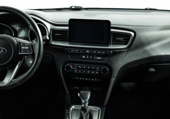 Подержанный автомобиль Kia Ceed Hatchback 2019 года (14 фото)