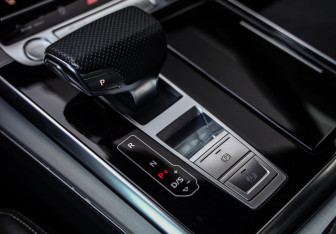 Подержанный автомобиль Audi Q8 2019 года (21 фото)