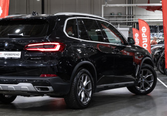 Подержанный автомобиль BMW X5 2019 года (10 фото)