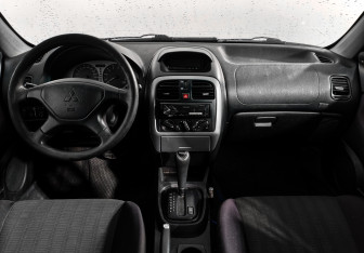 Подержанный автомобиль Mitsubishi Carisma Sedan 2003 года (14 фото)