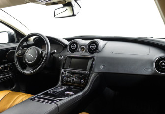 Подержанный автомобиль Jaguar XJ 2016 года (44 фото)