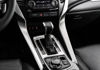 Подержанный автомобиль Mitsubishi Pajero Sport 2018 года (12 фото)