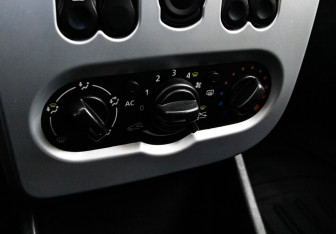 Подержанный автомобиль Renault Sandero 2013 года (13 фото)