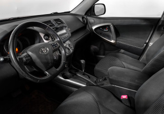 Подержанный автомобиль Toyota RAV4 2010 года (9 фото)