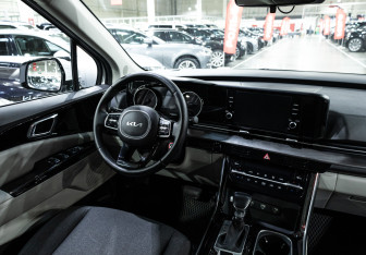 Подержанный автомобиль Kia Carnival 2021 года (14 фото)