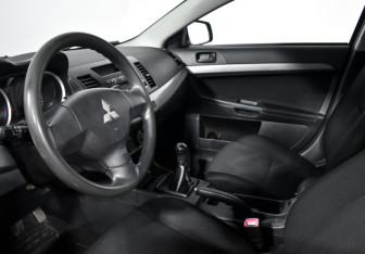 Подержанный автомобиль Mitsubishi Lancer Sedan 2010 года (9 фото)