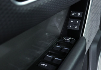 Подержанный автомобиль Land Rover Range Rover Velar 2017 года (19 фото)