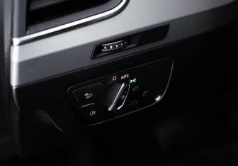 Подержанный автомобиль Audi Q7 2015 года (23 фото)