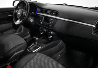Подержанный автомобиль Kia Rio Hatchback 2018 года (14 фото)