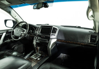 Подержанный автомобиль Toyota Land Cruiser Suv 2014 года (9 фото)