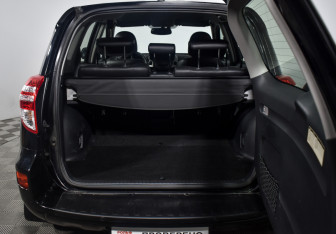 Подержанный автомобиль Toyota RAV4 2011 года (21 фото)