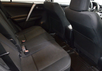 Подержанный автомобиль Toyota RAV4 2016 года (12 фото)