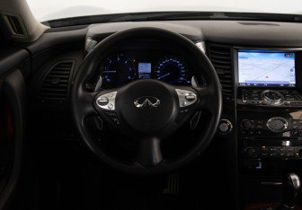 Подержанный автомобиль Infiniti QX70 2014 года (10 фото)
