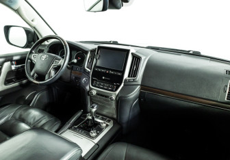 Подержанный автомобиль Toyota Land Cruiser Suv 2016 года (9 фото)