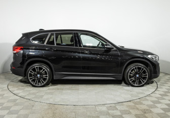 Подержанный автомобиль BMW X1 2021 года (4 фото)