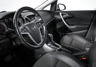 Подержанный автомобиль Opel Astra Hatchback 2011 года (9 фото)
