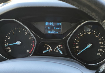 Подержанный автомобиль Ford Focus Hatchback 2015 года (16 фото)