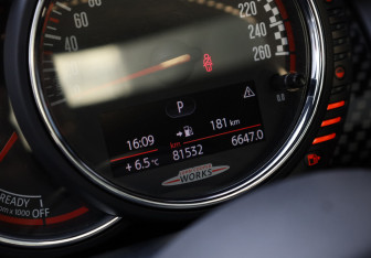 Подержанный автомобиль MINI Hatch 2016 года (14 фото)