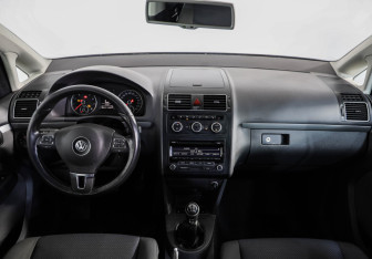 Подержанный автомобиль Volkswagen Touran 2012 года (10 фото)