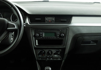 Подержанный автомобиль Skoda Rapid Liftback 2014 года (14 фото)