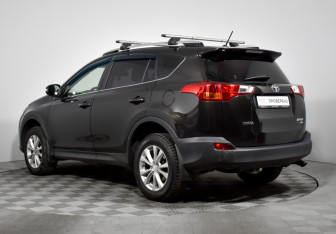 Подержанный автомобиль Toyota RAV4 2014 года (7 фото)