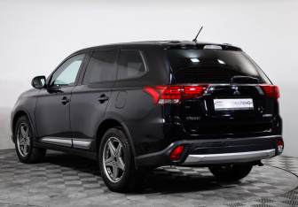 Подержанный автомобиль Mitsubishi Outlander 2016 года (8 фото)