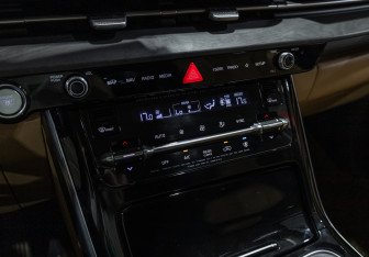 Подержанный автомобиль Kia Carnival 2020 года (25 фото)