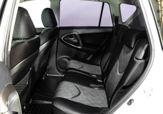 Подержанный автомобиль Toyota RAV4 2010 года (15 фото)